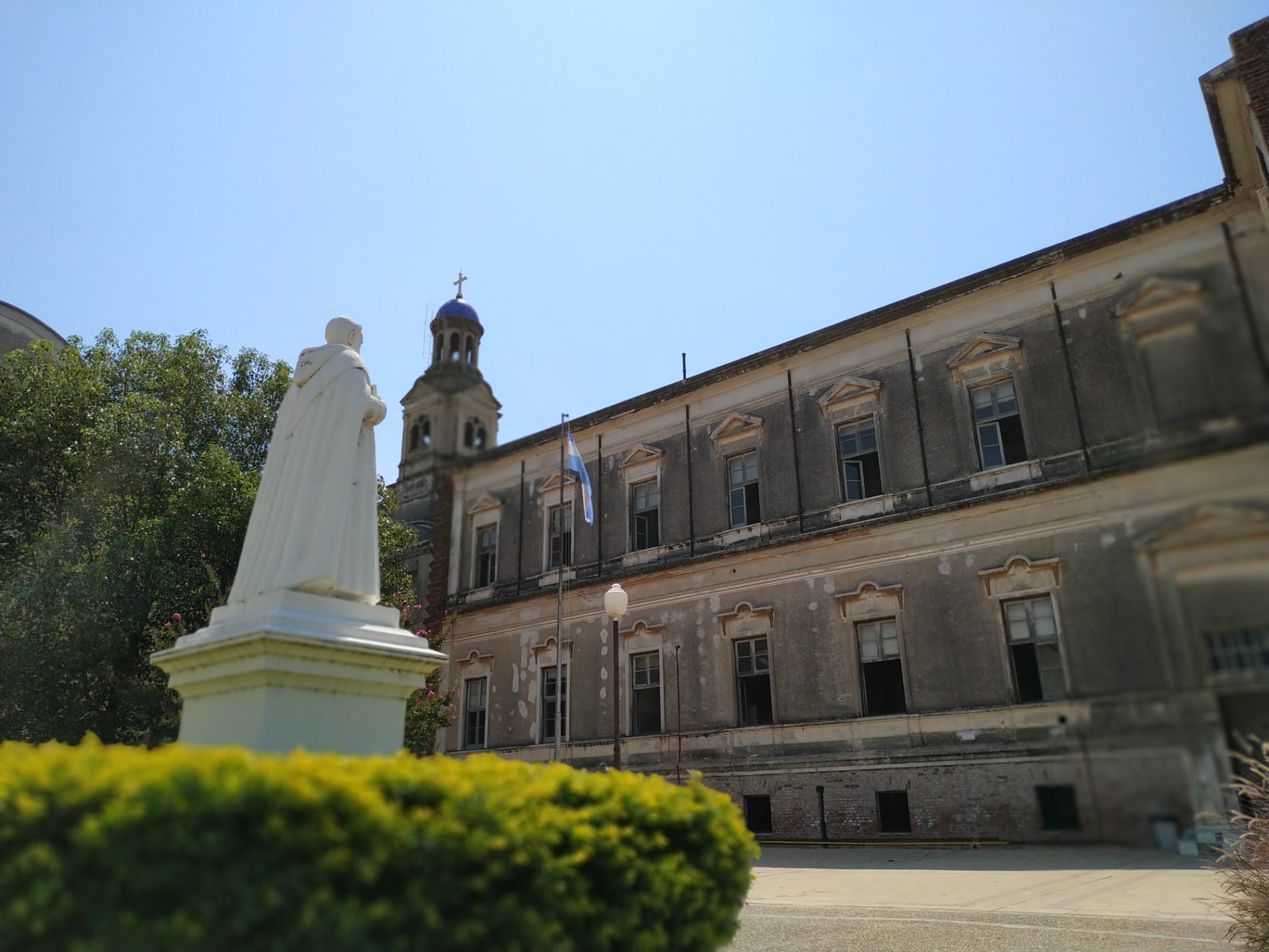 Fachada histórica y estatua del colegio