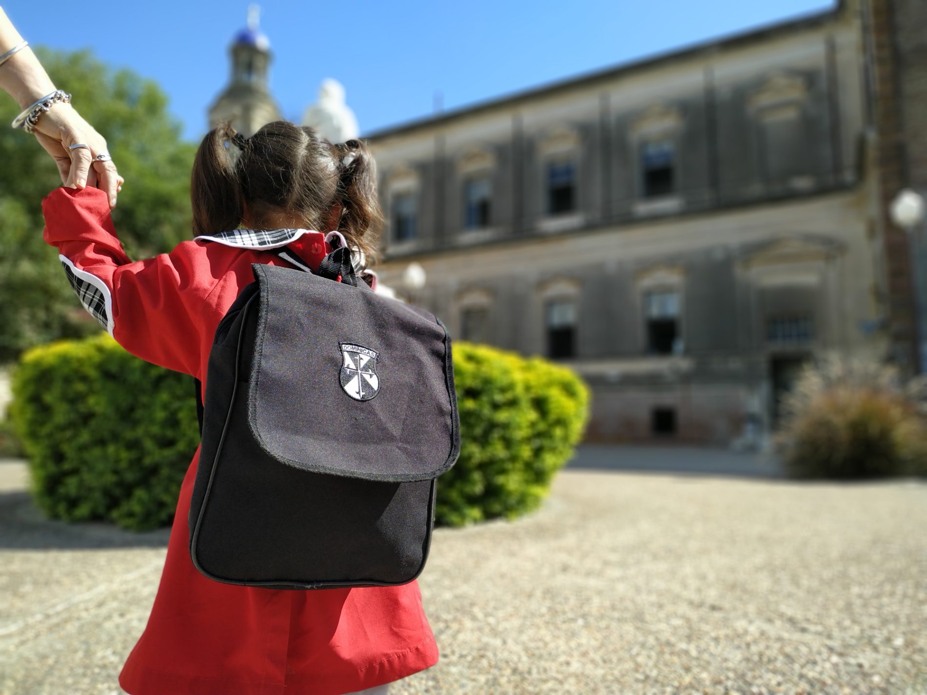 Alumna ingresando al colegio